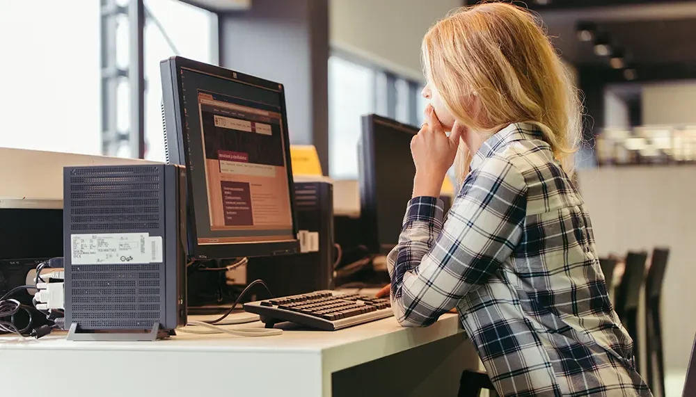 girl-using-computer-college